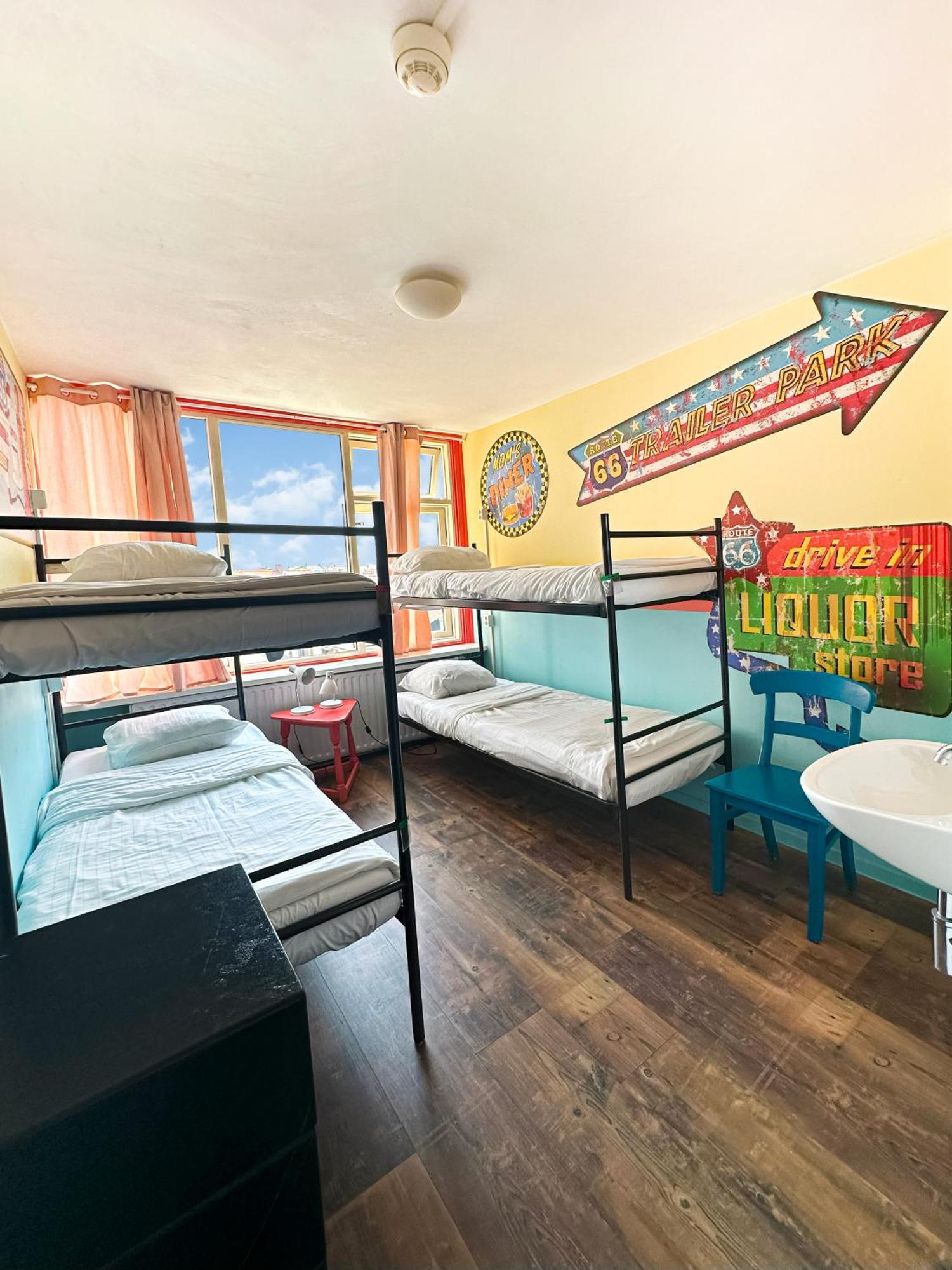 The Flying Pig Beach Hostel Noordwijk Bagian luar foto