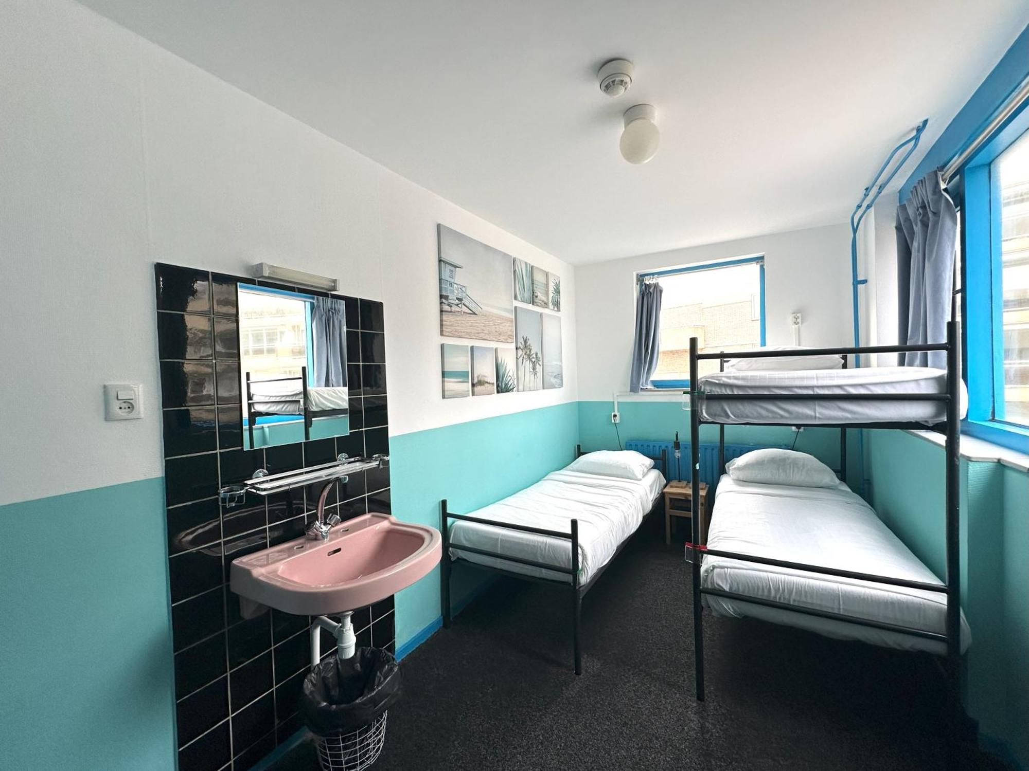 The Flying Pig Beach Hostel Noordwijk Bagian luar foto