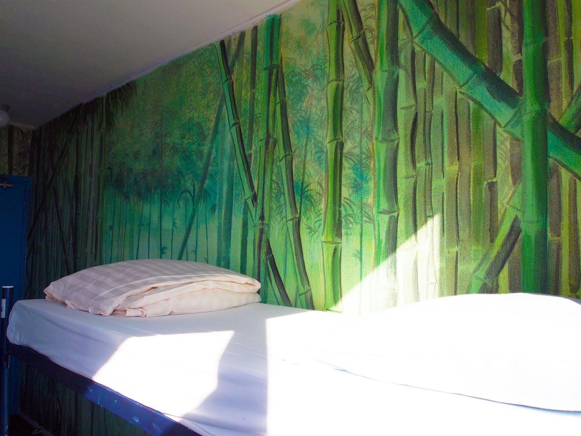 The Flying Pig Beach Hostel Noordwijk Bagian luar foto